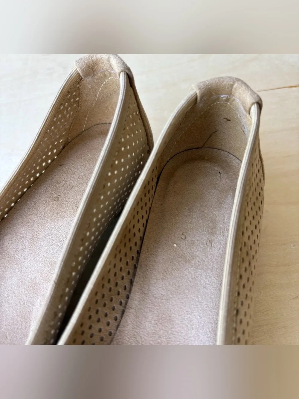 Stuart Weitzman Sz 5M Beige Suede Perforated Kitten Heel Loafers Wedge